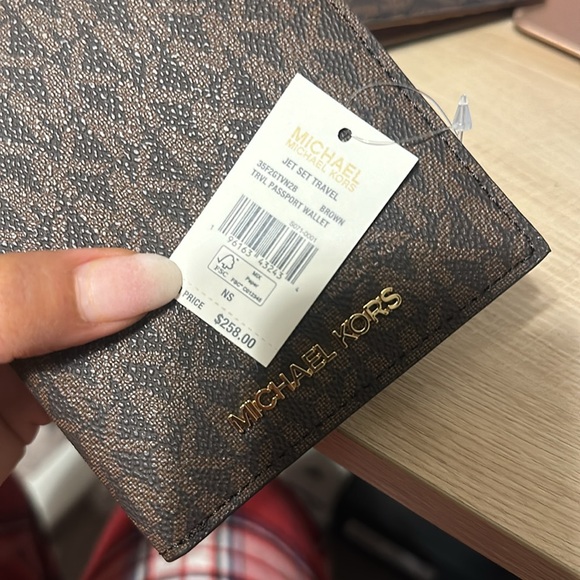 New Michael Kors jet set travel passport wallet  holder - Picture 2 of 5